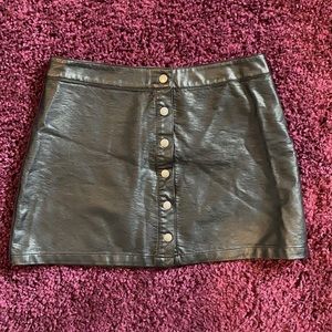 Forever 21 Short Fake Leather Skirt!